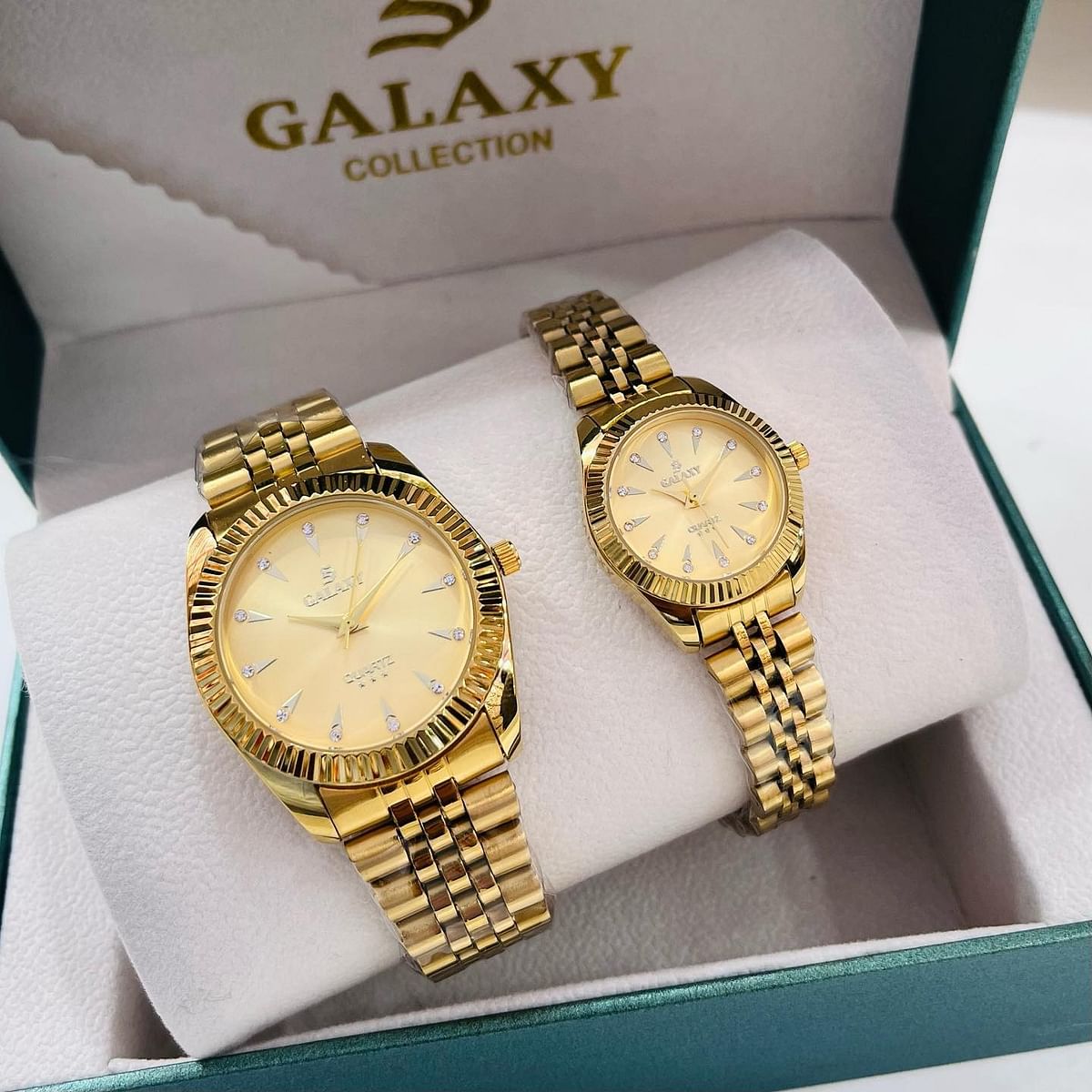 Galaxy Beautiful couple watches Fashion stainless steel chain watches Set of two GOLD