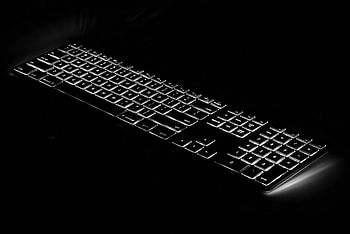 Matias FK318LB-DE Aluminium Wired Keyboard with RGB Backlight USB Keyboard for Apple Mac OS QWERTZ German with Flat Keys and Additional Numeric Keypad Space Grey