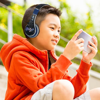 KidDesigns KidDesigns Kid Safe Wireless Bluetooth Headphone for Kids / Youth - 24 Hrs Playtime، On Board Call and Music Control، w / 3.5mm AUX IN - للهواتف الذكية والأجهزة اللوحية وأجهزة الكمبيوتر المحمولة والكمبيوتر المحمول - باتمان