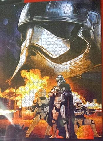 لعبة حرب النجوم The Force Awakens (القائد فازما - ستورمتروبرز) 1000 قطعة من أحجية الصور المقطوعة في علبة محبوبة تعود عام 2015 من ديزني ستورم تروبرز