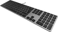 ماتياس FK318LB-DE لوحة مفاتيح سلكية من الألومنيوم مع لوحة مفاتيح USB بإضاءة خلفية RGB لأجهزة Apple Mac OS QWERTZ الألمانية مع مفاتيح مسطحة ولوحة مفاتيح رقمية إضافية رمادية اللون