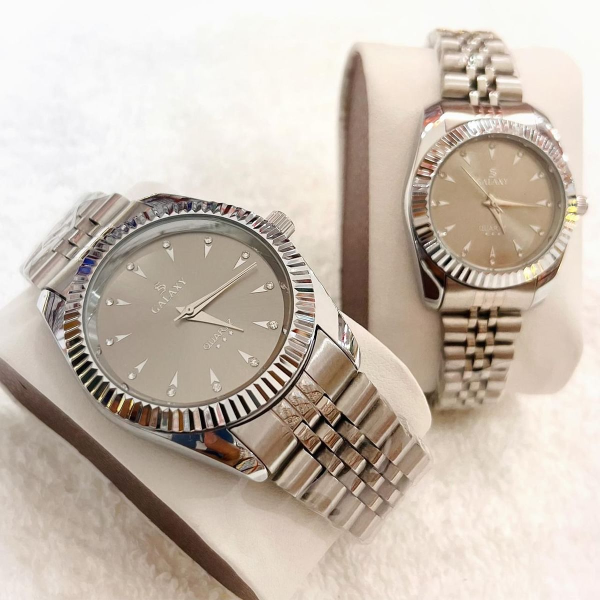 Galaxy Beautiful couple watches Fashion stainless steel chain watches Set of two silver -white