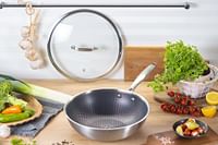 Edenberg 32CM WOK PAN WITH LID BLACK HONEY COMB COATING - NON-STCK SCRATCH FREE Three layers, STAINLESS STEEL+ALUMINIUM+STAINLESS STEEL