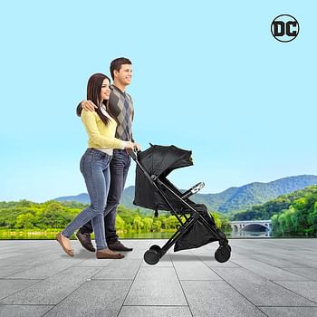 وارنر بروذ عربة اطفال للسفر صغيرة الحجم بتصميم باتمان مناسبة للاطفال منذ الولادة وحتى 36 شهرا مزودة بسلة تخزين ومكابح خلفية ومقبض وغير ذلك