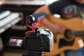 ميكروفون Rode Videomic Go خفيف الوزن على الكاميرا مع حامل Rycote Shockmount المدمج، متعدد الألوان