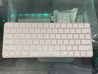 لوحة مفاتيح سحرية أصلية جديدة من Apple لأجهزة Macs Soft Pink A2450