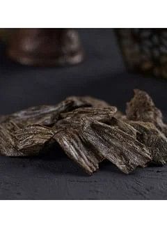 OUD A quarter of a kilo of improved incense from the luxurious natural clementan oud with a box to cut the oud