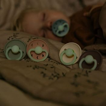 FRIGG Moon Phase Night Latex Baby Pacifier 0-6 Months | 2 Pack Soother | Round Natural Rubber Nipple with Glow in the Dark Handle | Made in Denmark — Cream/Twilight Mauve